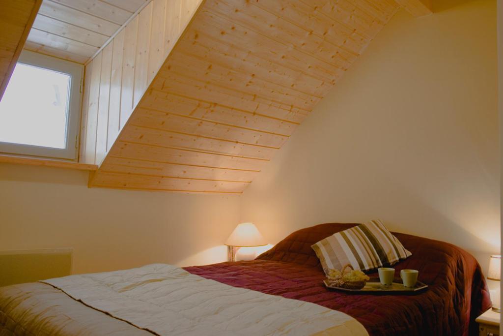 Postel nebo postele na pokoji v ubytování LES CHALETS D'AURE.