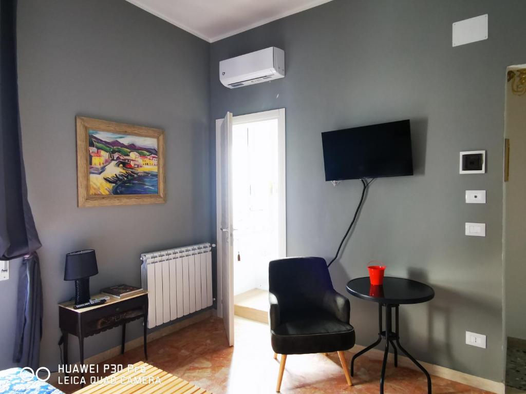 TV a/nebo společenská místnost v ubytování L'ARENA ROOM