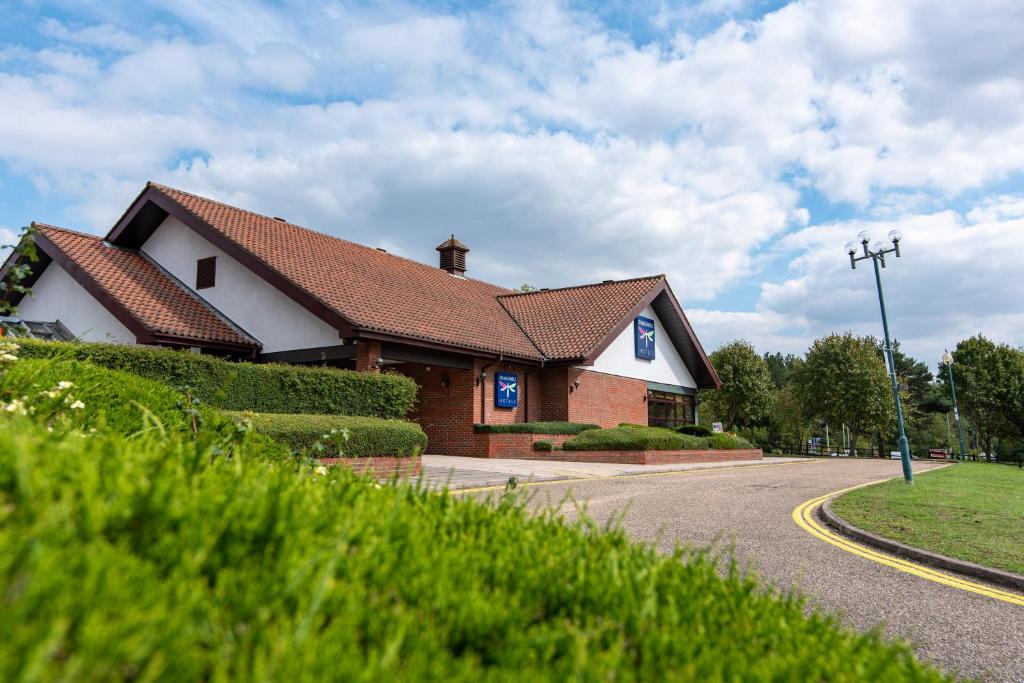 una casa al lado de una carretera en Dragonfly Hotel Bury St Edmunds, en Bury Saint Edmunds