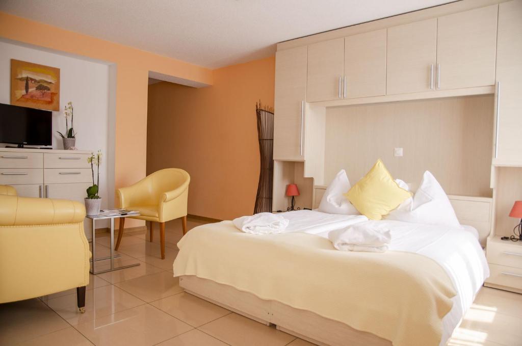 Ένα ή περισσότερα κρεβάτια σε δωμάτιο στο Hotel du Faucon