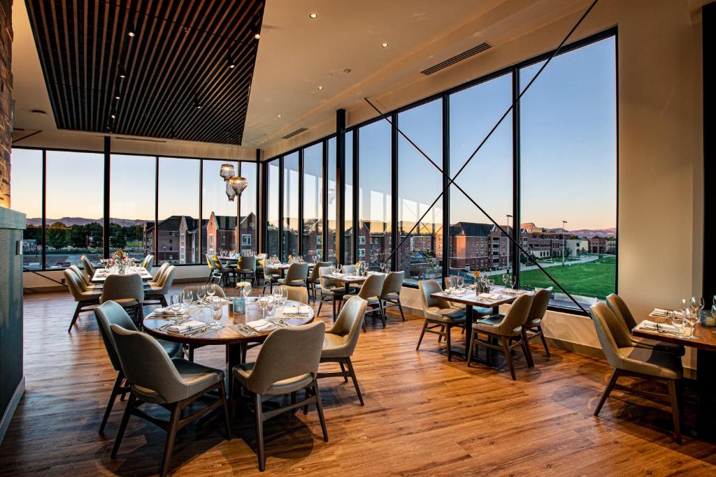 Restaurace v ubytování Hotel Maverick