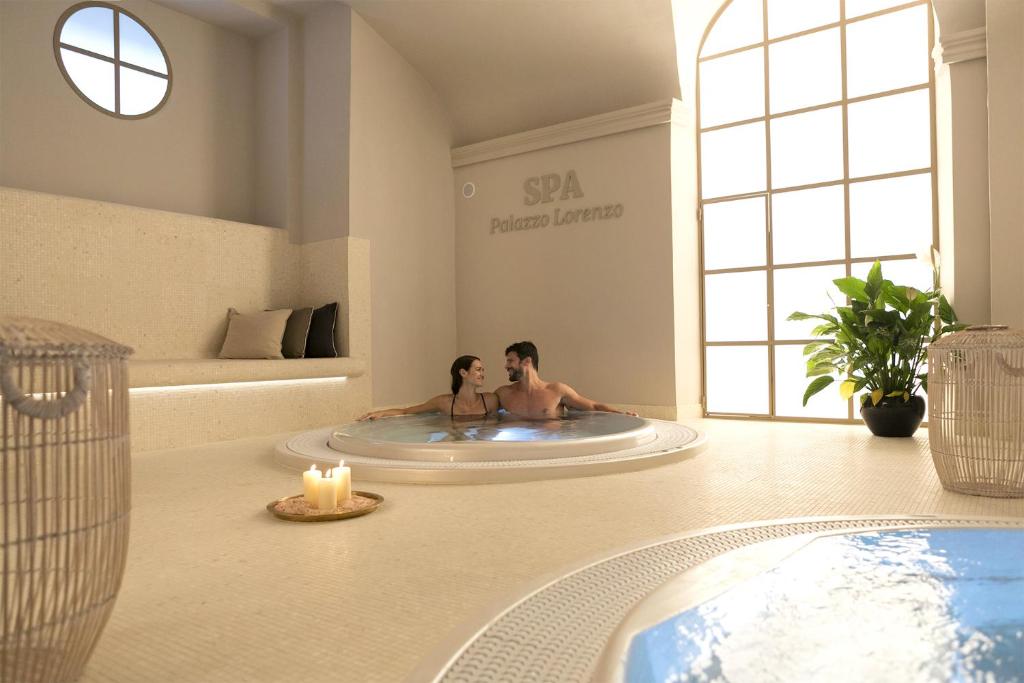 佛羅倫斯的住宿－Palazzo Lorenzo Hotel Boutique & Spa，两人坐在一个房间里热水浴缸中