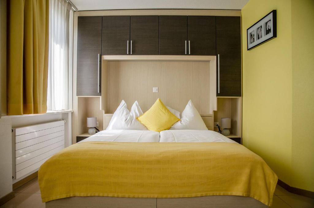 Ένα ή περισσότερα κρεβάτια σε δωμάτιο στο Hotel du Faucon