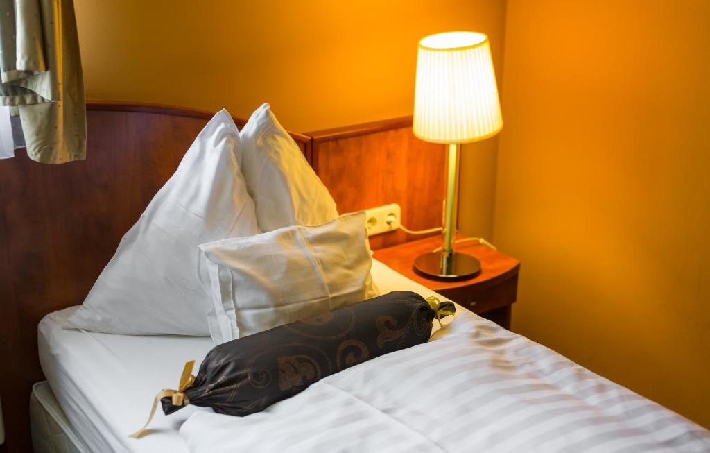 A bed or beds in a room at Hotel Gottwald