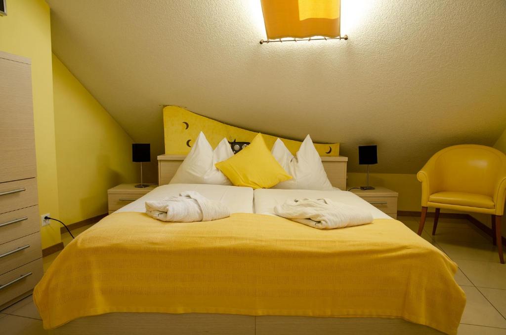 Ένα ή περισσότερα κρεβάτια σε δωμάτιο στο Hotel du Faucon