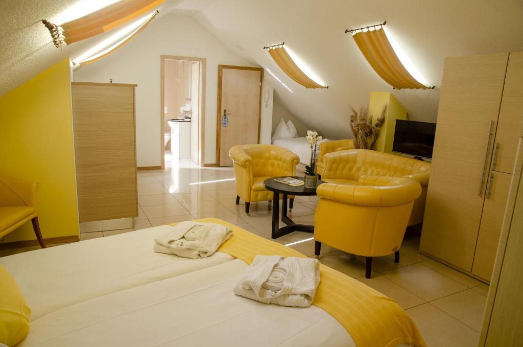 Ένα ή περισσότερα κρεβάτια σε δωμάτιο στο Hotel du Faucon