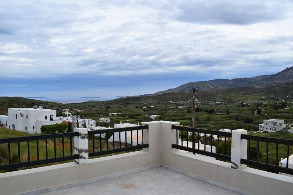 una vista desde el balcón de una casa en Daniel and Marina en Galini