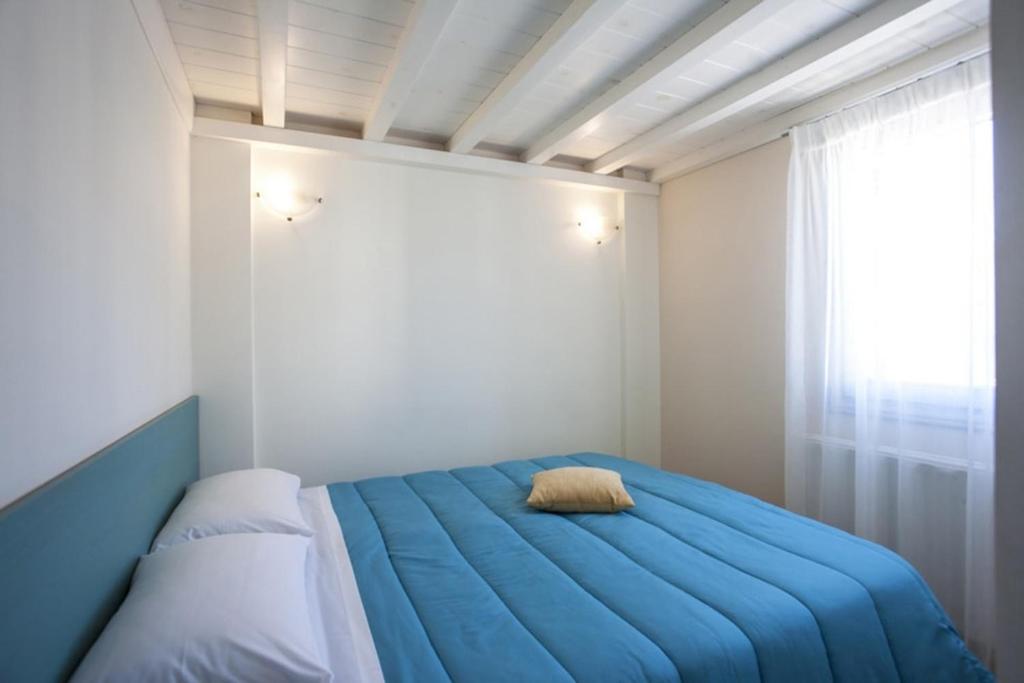 Postel nebo postele na pokoji v ubytování Santorini Med Homes - Sunday Apartment