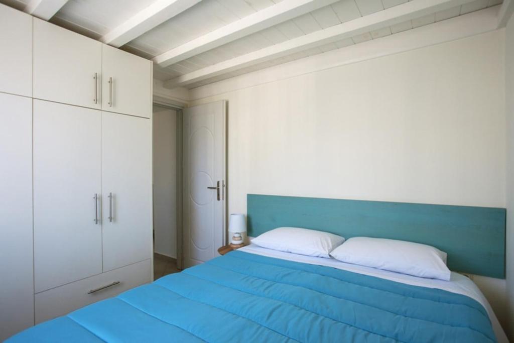 Postel nebo postele na pokoji v ubytování Santorini Med Homes - Sunday Apartment