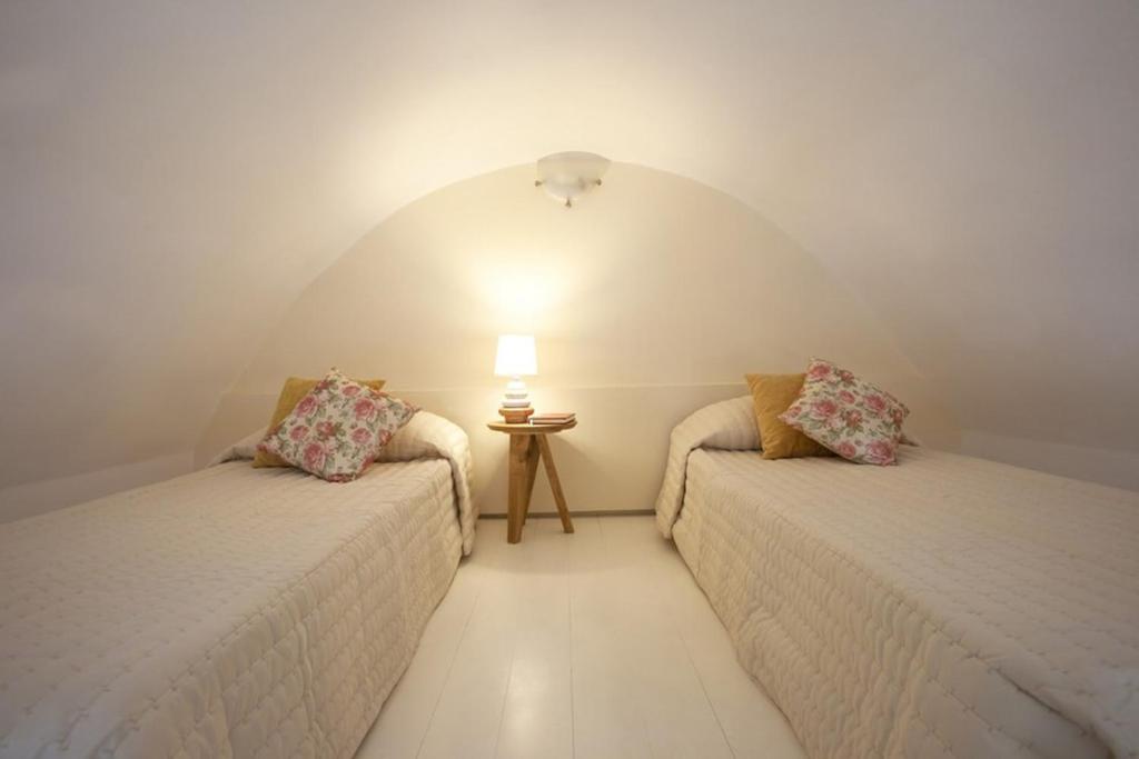 Postel nebo postele na pokoji v ubytování Santorini Med Homes - Sunday Apartment
