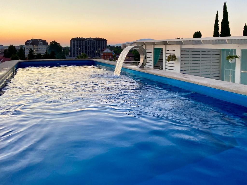 阿德列爾的住宿－坲沃爾德公寓酒店，一个带水滑梯的大型游泳池