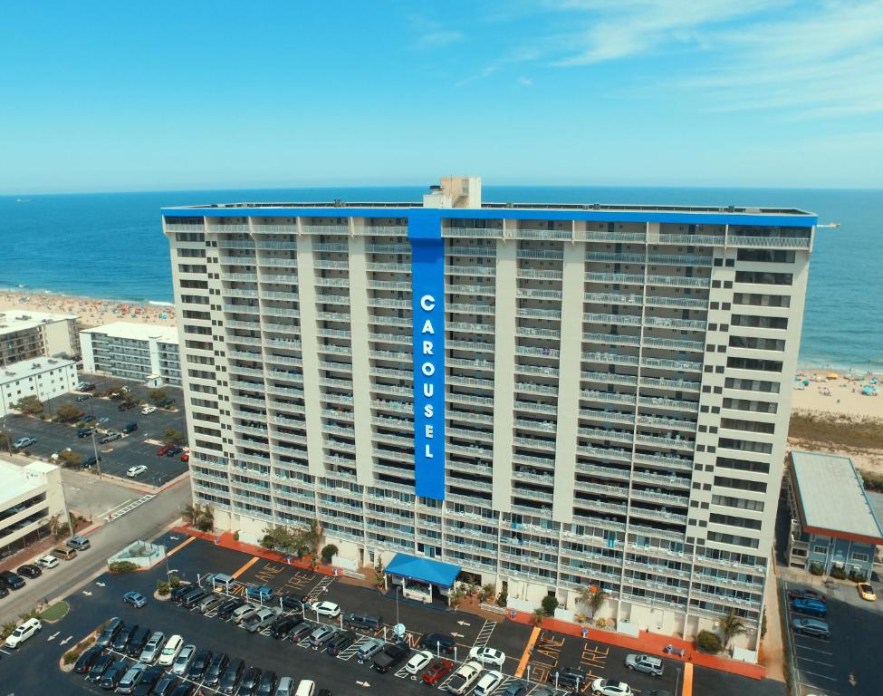 widok z powietrza na duży budynek nad oceanem w obiekcie Carousel Resort Hotel and Condominiums w mieście Ocean City
