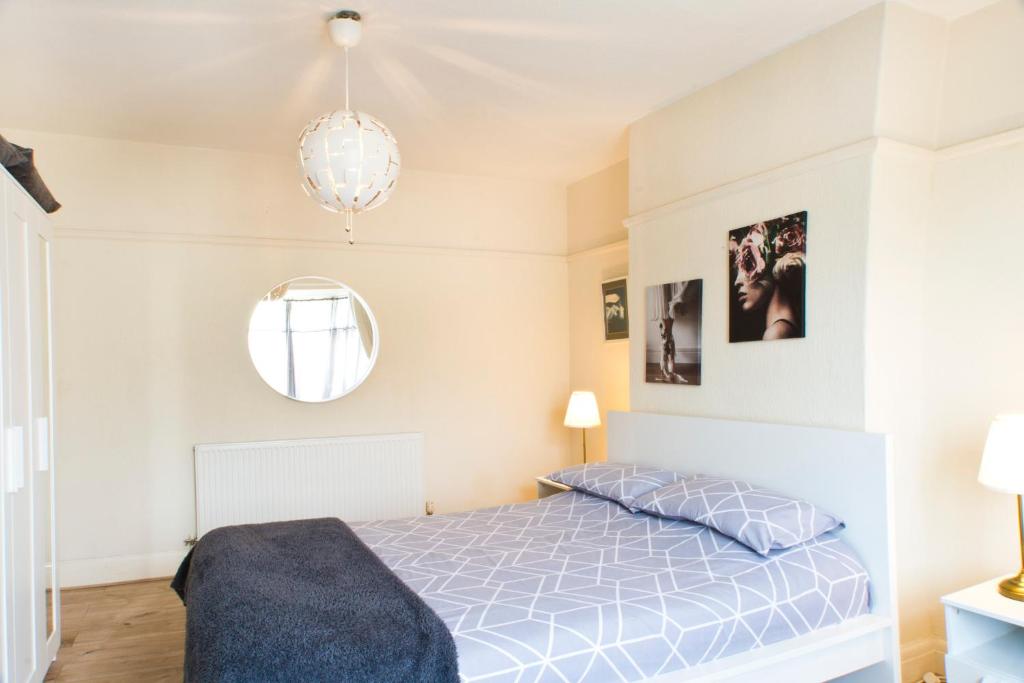 1 dormitorio con cama y espejo en A home away from home now with Netflix and PS4 en Blackpool