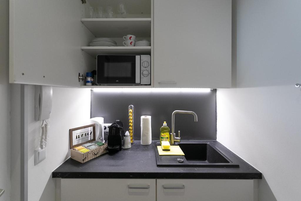Kuchnia lub aneks kuchenny w obiekcie Apartment, modern und neu renoviert