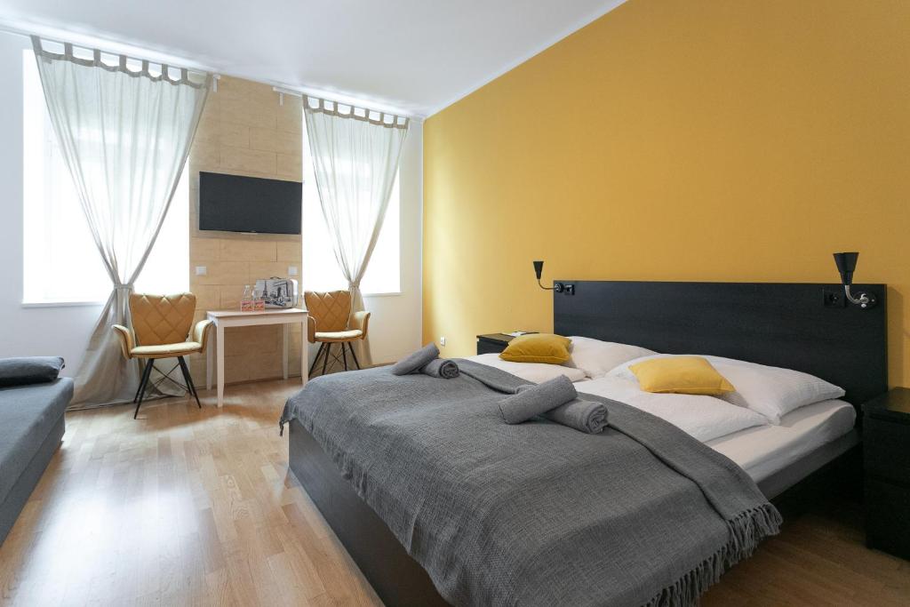Łóżko lub łóżka w pokoju w obiekcie Apartment, modern und neu renoviert