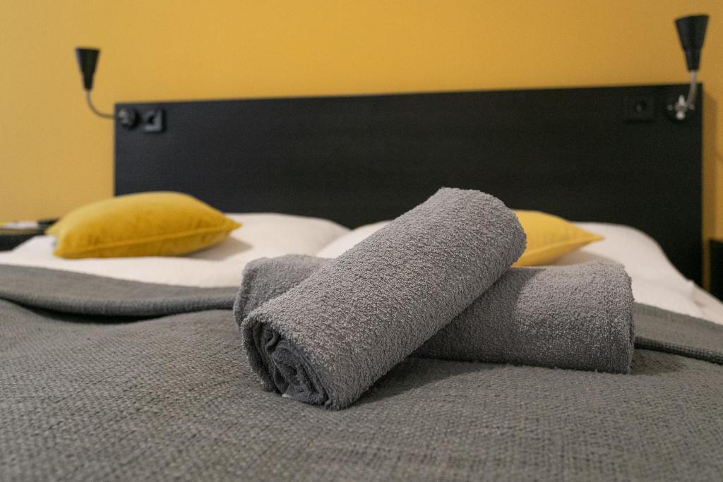 Łóżko lub łóżka w pokoju w obiekcie Apartment, modern und neu renoviert