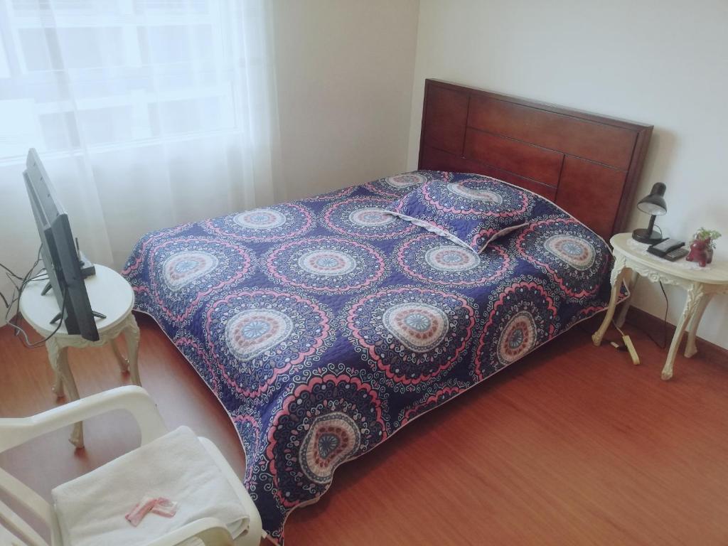 1 dormitorio con 1 cama y escritorio con TV en Habitación con baño privado, en Tunja