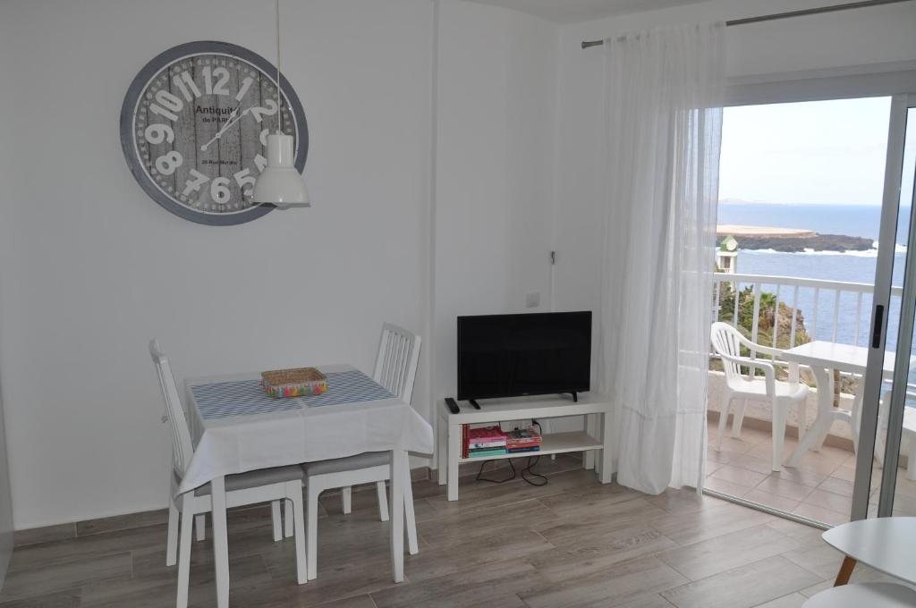 TV a/nebo společenská místnost v ubytování Bright Studio by the sea