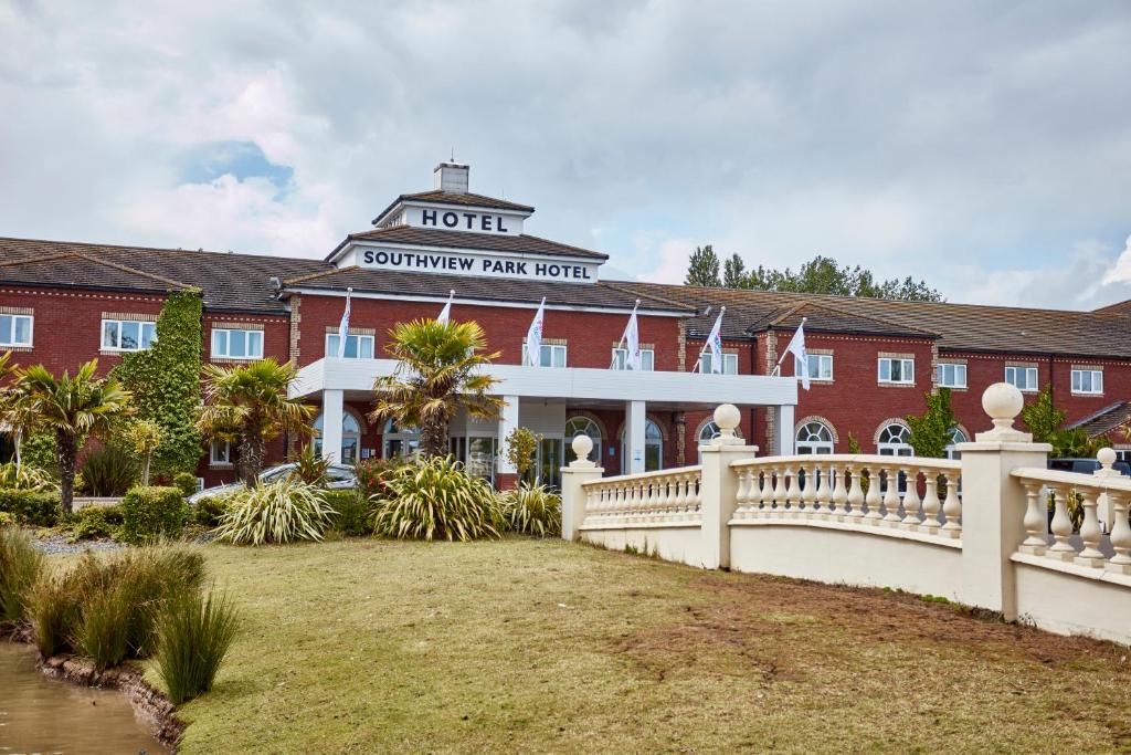 un hotel con una valla blanca frente a un edificio en Southview Park Hotel, en Skegness