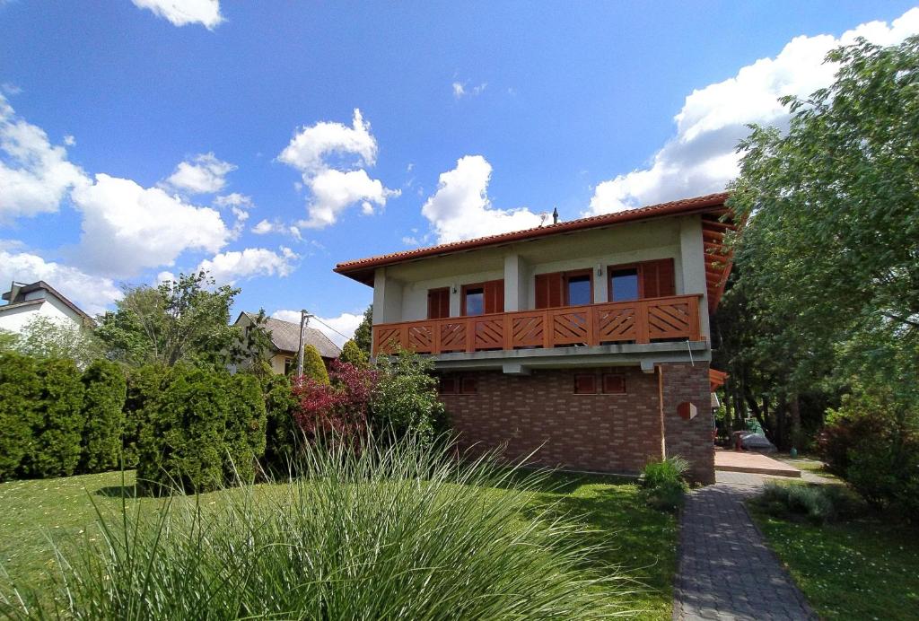 una casa con una terraza a un lado en Lilla Villa, en Siófok