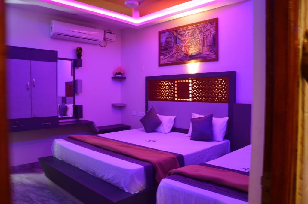Postel nebo postele na pokoji v ubytování HOTEL PANCHAVARNAA