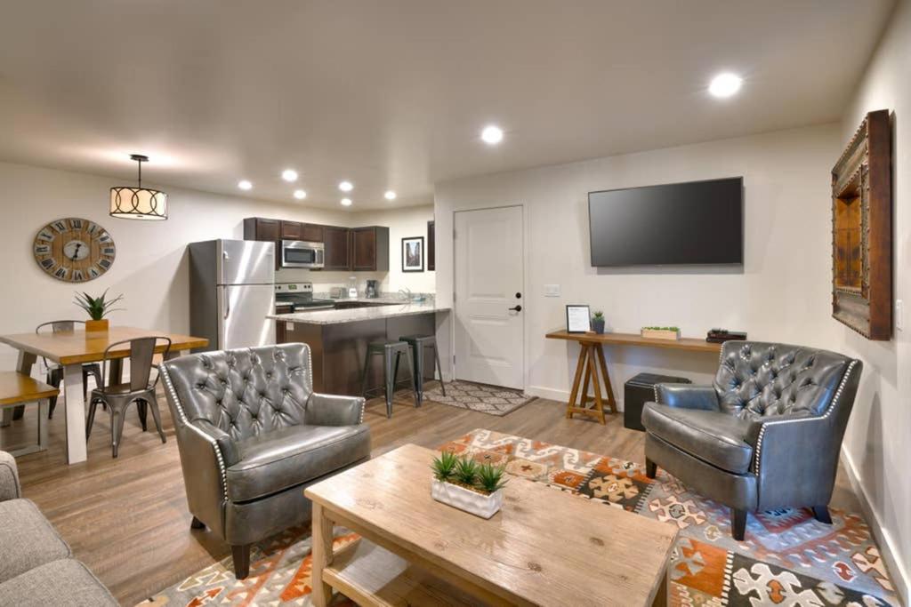 een woonkamer met een bank en stoelen en een keuken bij 5C Sweet RedCliff Condo, Pool & Hot Tub in Moab