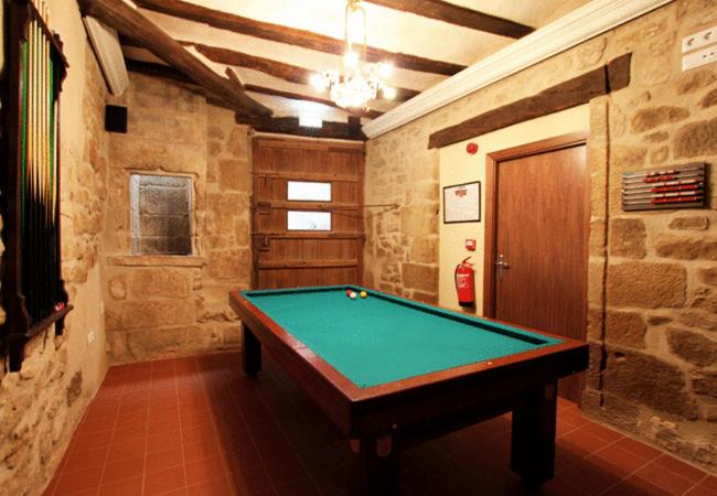 Biliár nebo kulečník v ubytování Hotel del Sitjar