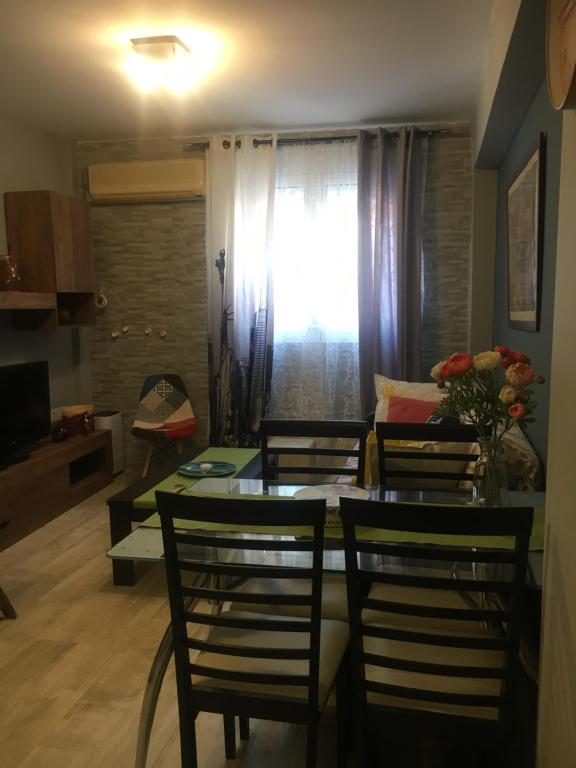 - un salon avec une table et quatre chaises dans l'établissement Home Sweet Home - 1 bedroom apartment, à Athènes