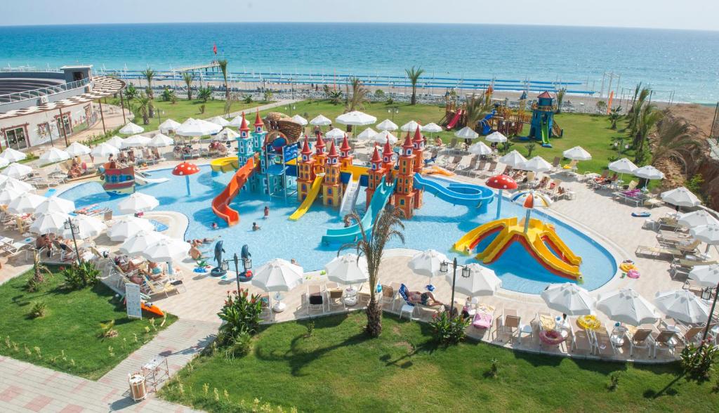 Bazén v ubytování Seaden Sea Planet Resort & Spa nebo v jeho okolí