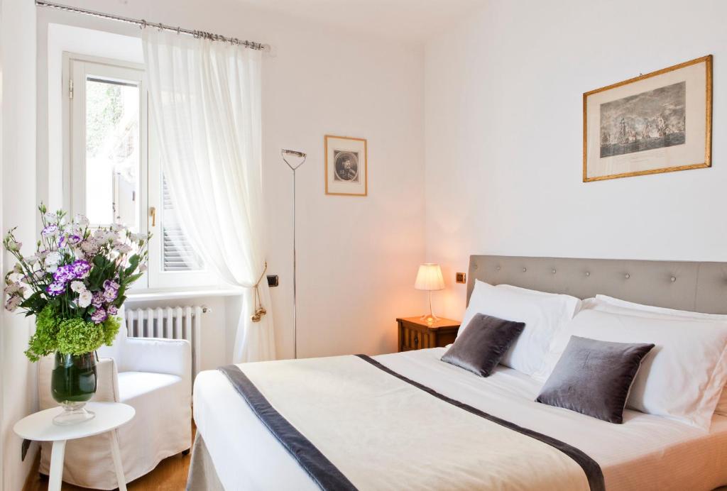 Posteľ alebo postele v izbe v ubytovaní Garibaldi Suites Piazza Di Spagna