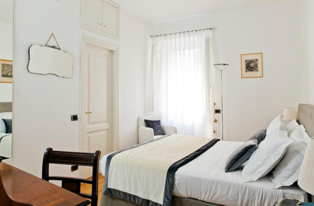 A bed or beds in a room at Garibaldi Suites Piazza Di Spagna