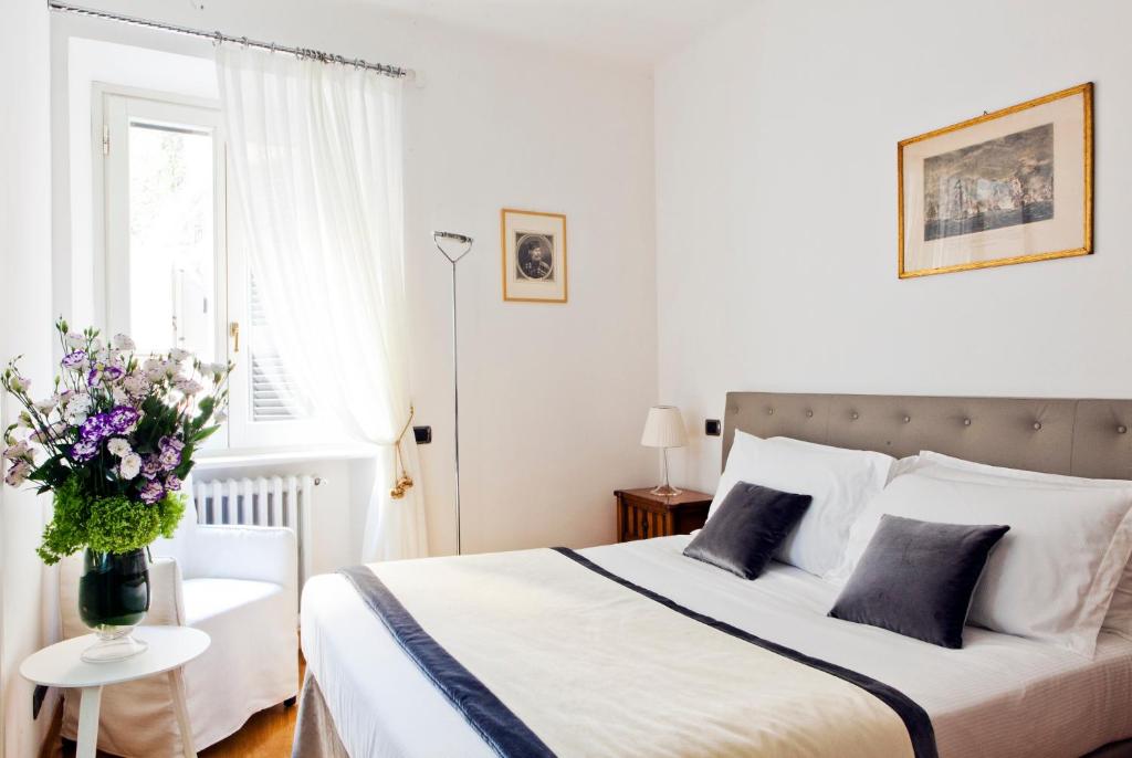A bed or beds in a room at Garibaldi Suites Piazza Di Spagna