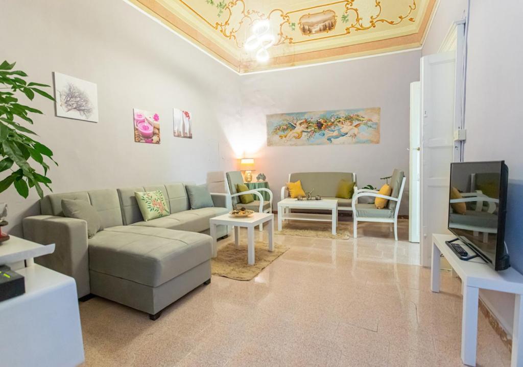 a living room with a couch and a tv at La Lira di Tersicore in Chiaramonte Gulfi