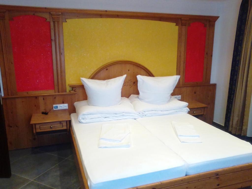 a bedroom with a large bed with white sheets at Ferienwohnung Harmonie in Kulmbach