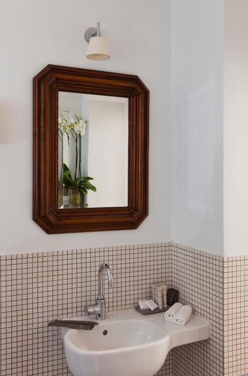A bathroom at Garibaldi Suites Piazza Di Spagna