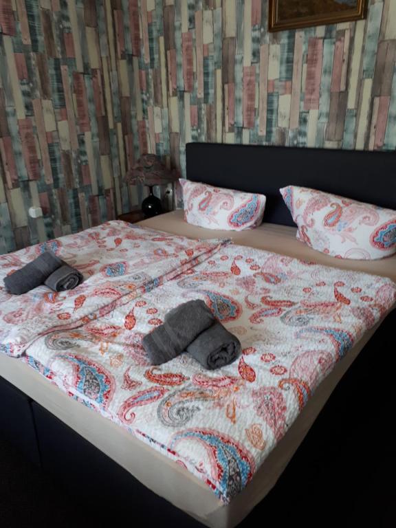 een bed met twee slippers en een deken erop bij Ferienhaus Krähmer in Kelbra