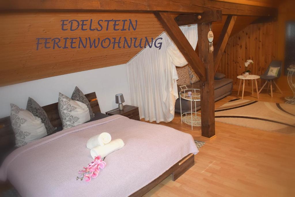 Un dormitorio con una cama con una vela blanca. en Edelstein Ferienwohnung Philippsreut en Philippsreut