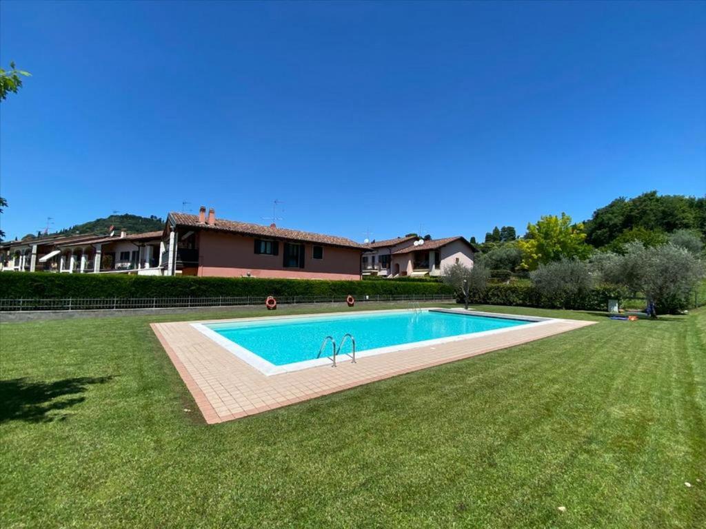 una piscina in mezzo a un cortile di Casa Vacanze Giacomo Leopardi a Cavaion Veronese