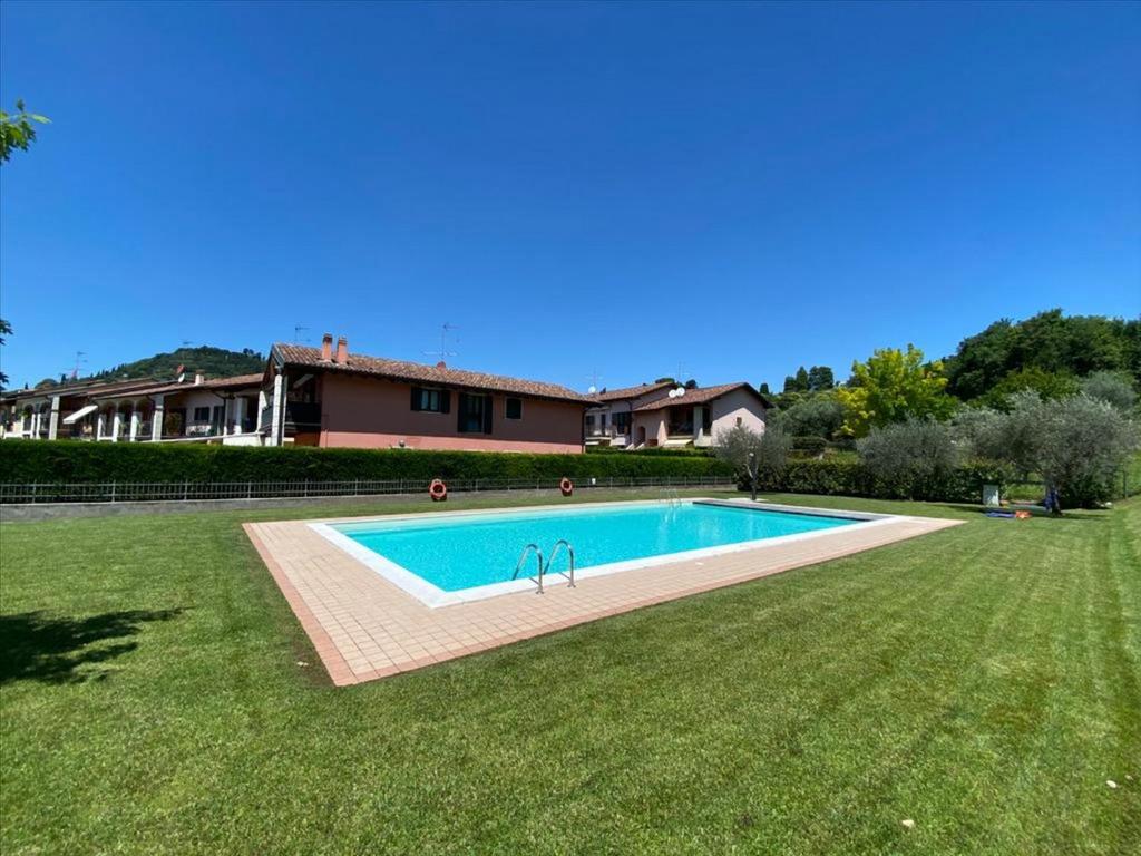 a swimming pool in the middle of a yard at Casa Vacanze Giacomo Leopardi in Cavaion Veronese