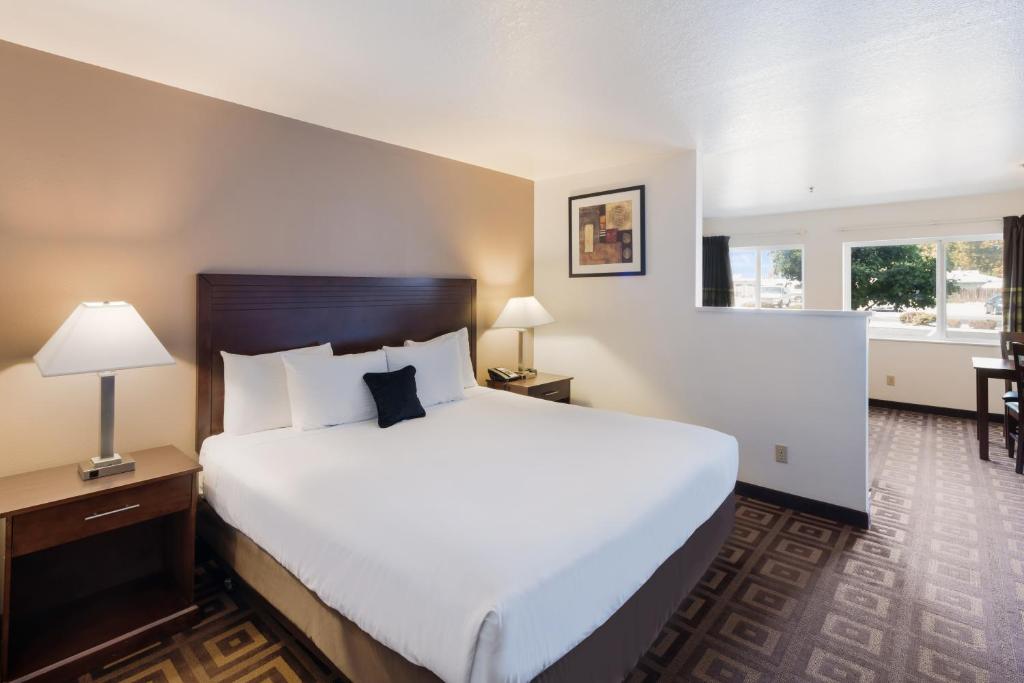 Red Lion Inn & Suites Kennewick Tri-Cities - 