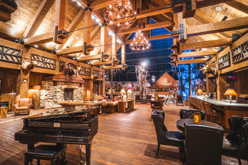 een grote kamer met een piano en een bar bij Big Cypress Lodge in Memphis