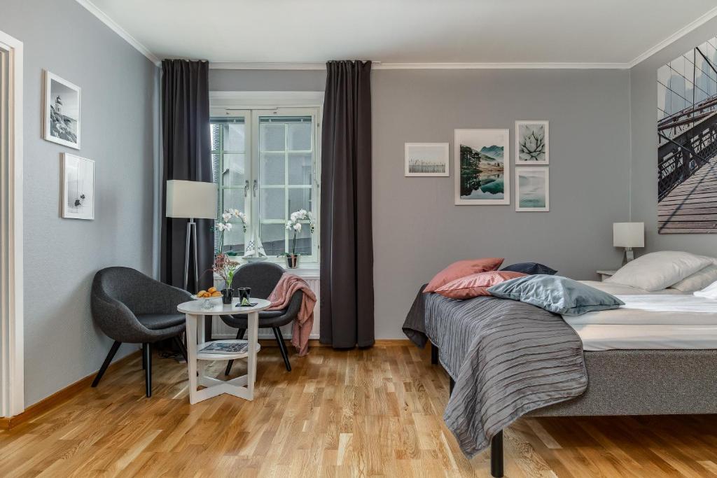 Кровать или кровати в номере Ludvika Stadshotell