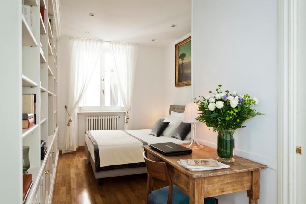 A bed or beds in a room at Garibaldi Suites Piazza Di Spagna