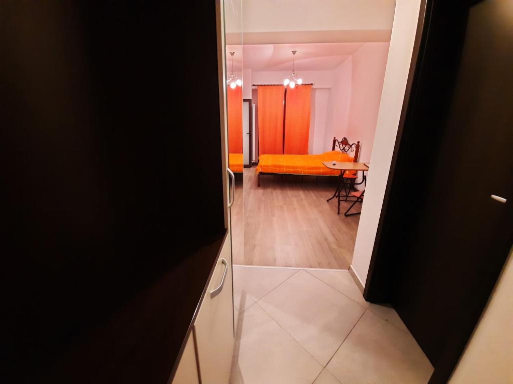 eine offene Tür zu einem Zimmer mit einem Schlafzimmer in der Unterkunft Palas Studios in Iaşi