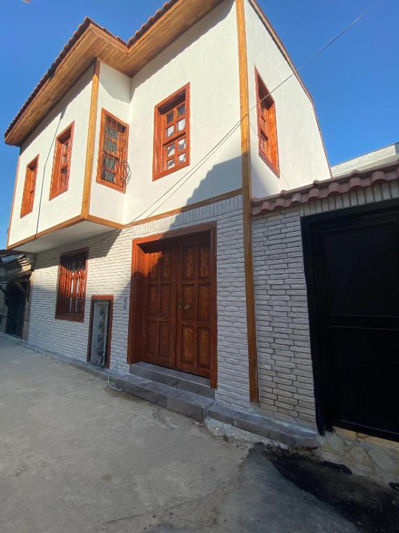 una casa con puertas de madera y garaje en Mariana Konak, en Antalya
