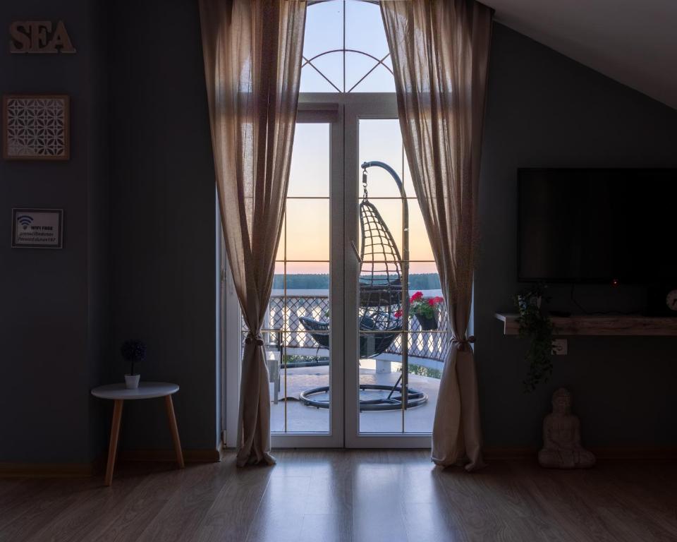 a room with a sliding glass door with a balcony at Prenociste Dunav 97 K5 in Novi Banovci