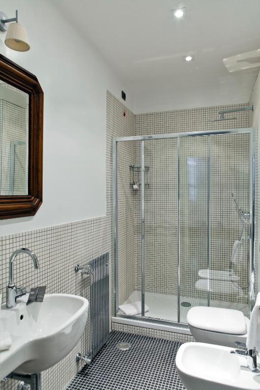 A bathroom at Garibaldi Suites Piazza Di Spagna