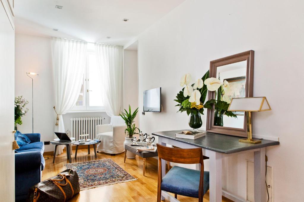 A seating area at Garibaldi Suites Piazza Di Spagna