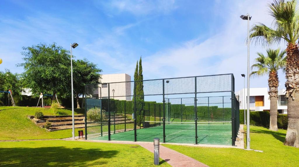Tenis alebo squash v ubytovaní El ático de los flamencos, Apartamentos Living Sur alebo jeho okolí