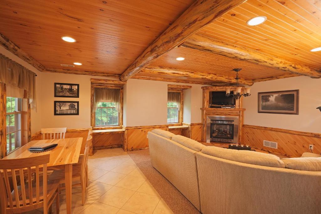 Sojourner's Lodge & Log Cabin Suites - Suite With Balcony